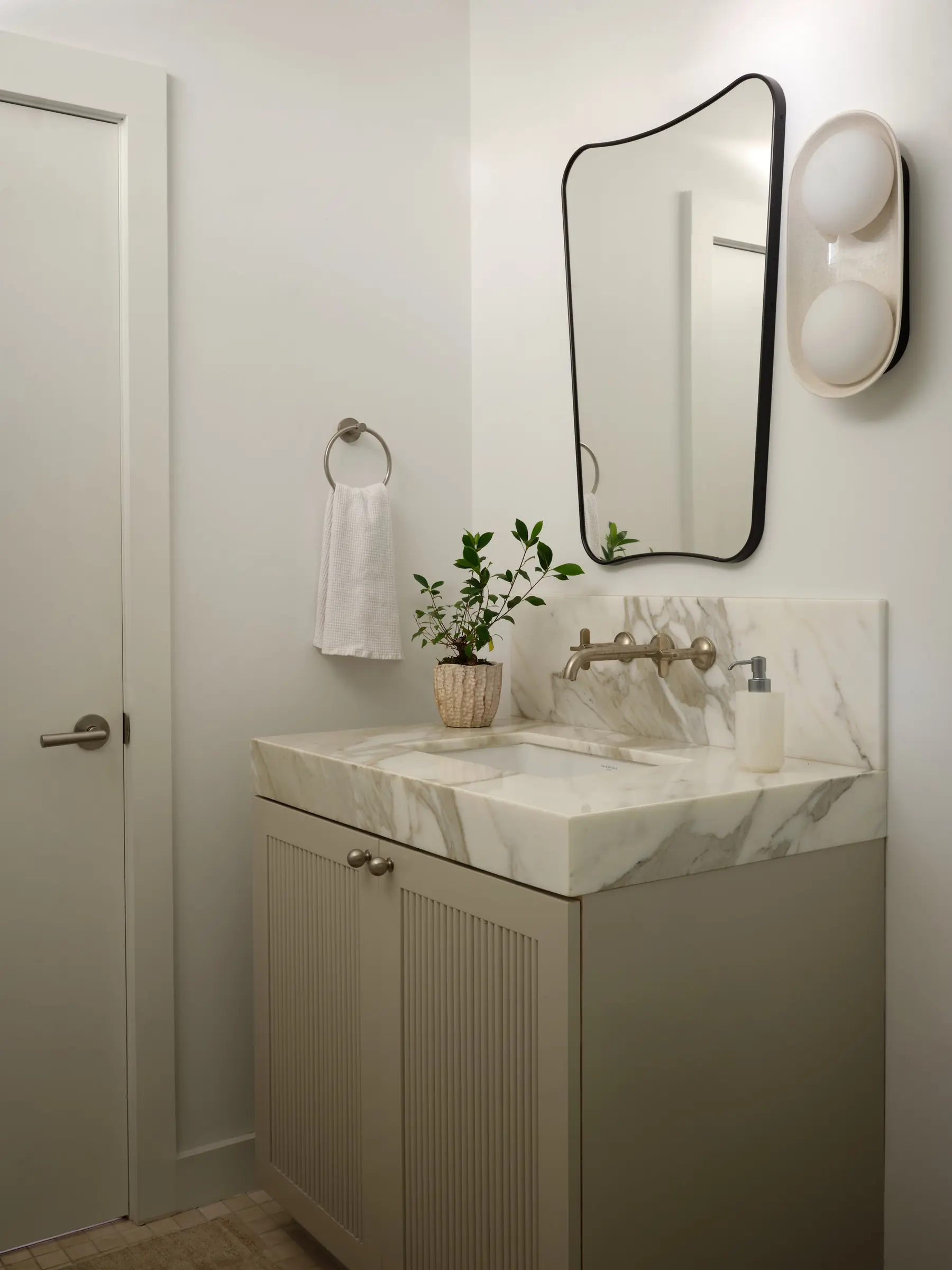 White bath, Lakeside by Risinger Build, Lake Austin, Austin, TX